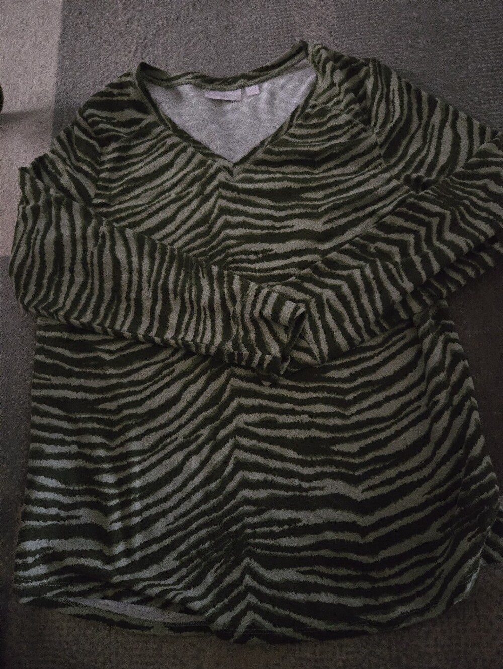 Belle by Kim Gravel Olive and Black Zebra-Print V-Neck Long Sleeve Top - Size L